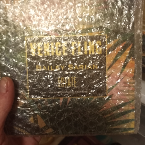 Eyeshadow pallet - Picture 2 of 6